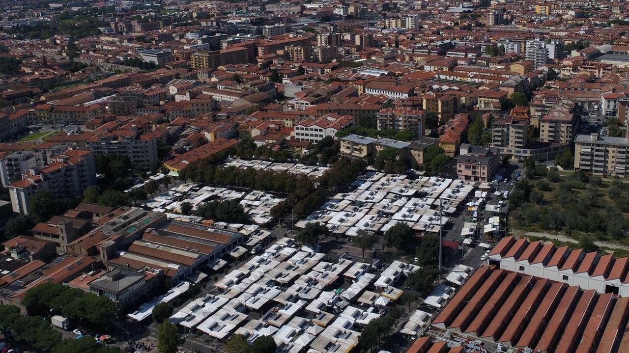 Una veduta aerea delle bancarelle di piazza del Mercato Nuovo (foto d'archivio)