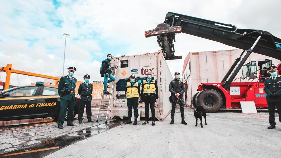 Le operazioni della guardia di finanza (foto Marzi)