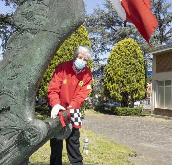 Modena. Una mascherina a scacchi bianchi e neri per “don Ruspa”, il cappellano della F1 