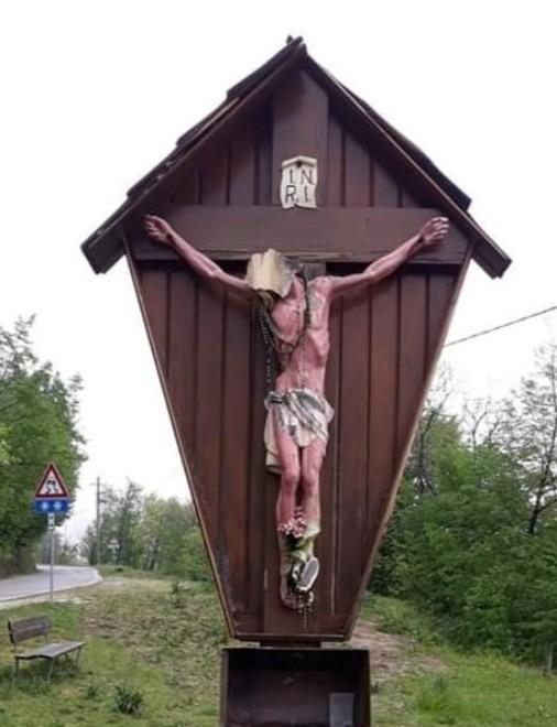 Decapitato il Cristo sulla via per Pascoso 