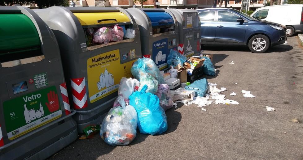 Via Giolitti, sos cassonetti
