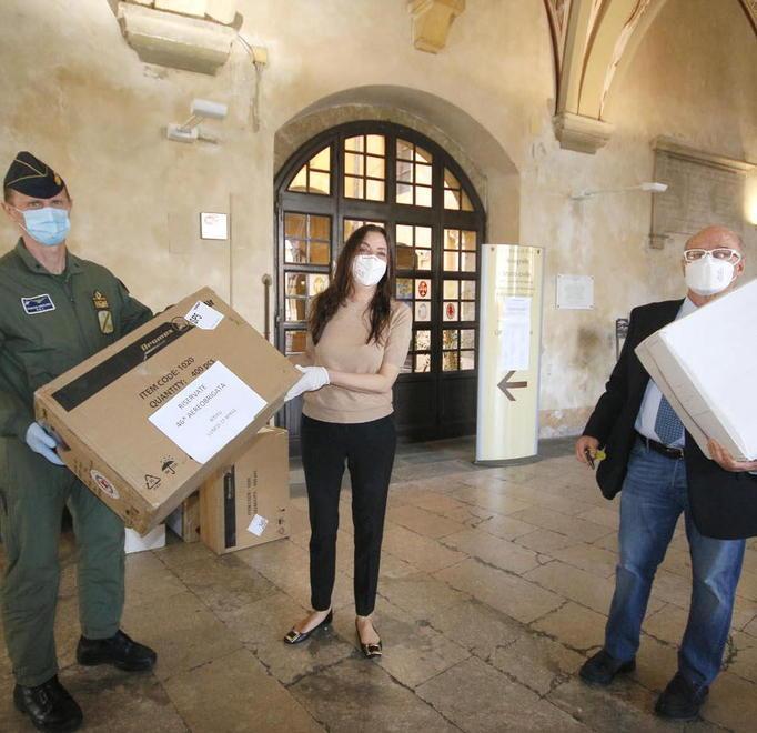 Migliaia di mascherine donate ai medici e alla Brigata Aerea
