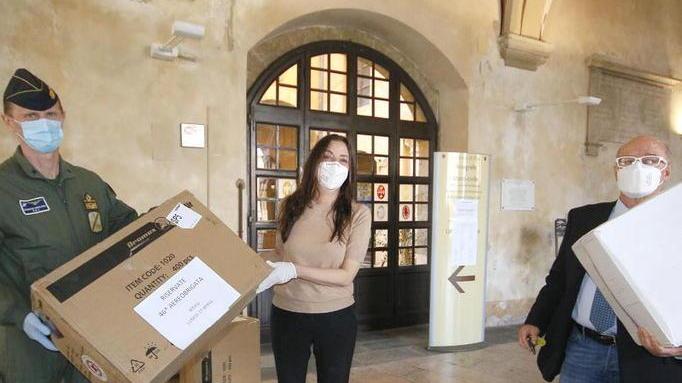 Migliaia di mascherine donate ai medici e alla Brigata Aerea