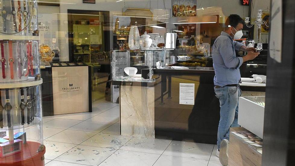 Sfondano una parete e svaligiano nella notte il Centro orafo pistoiese