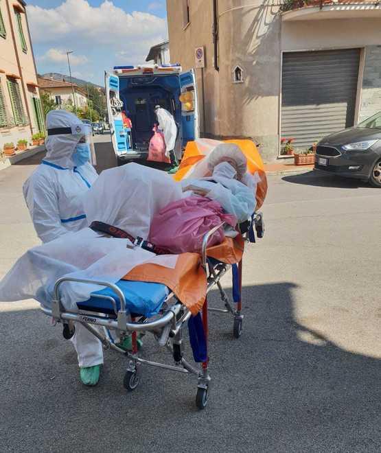 Flora guarisce a 94 anni: «Bello rivedervi» È tornata a casa accolta come una star
