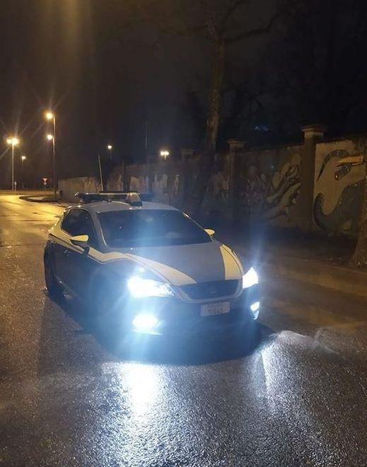 Sfregiato al volto con cocci di bottiglia in un capannone delle ex Reggiane 