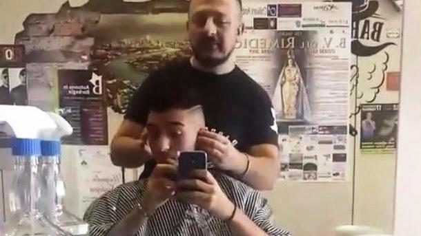 «Non andrò più a votare» e straccia la tessera