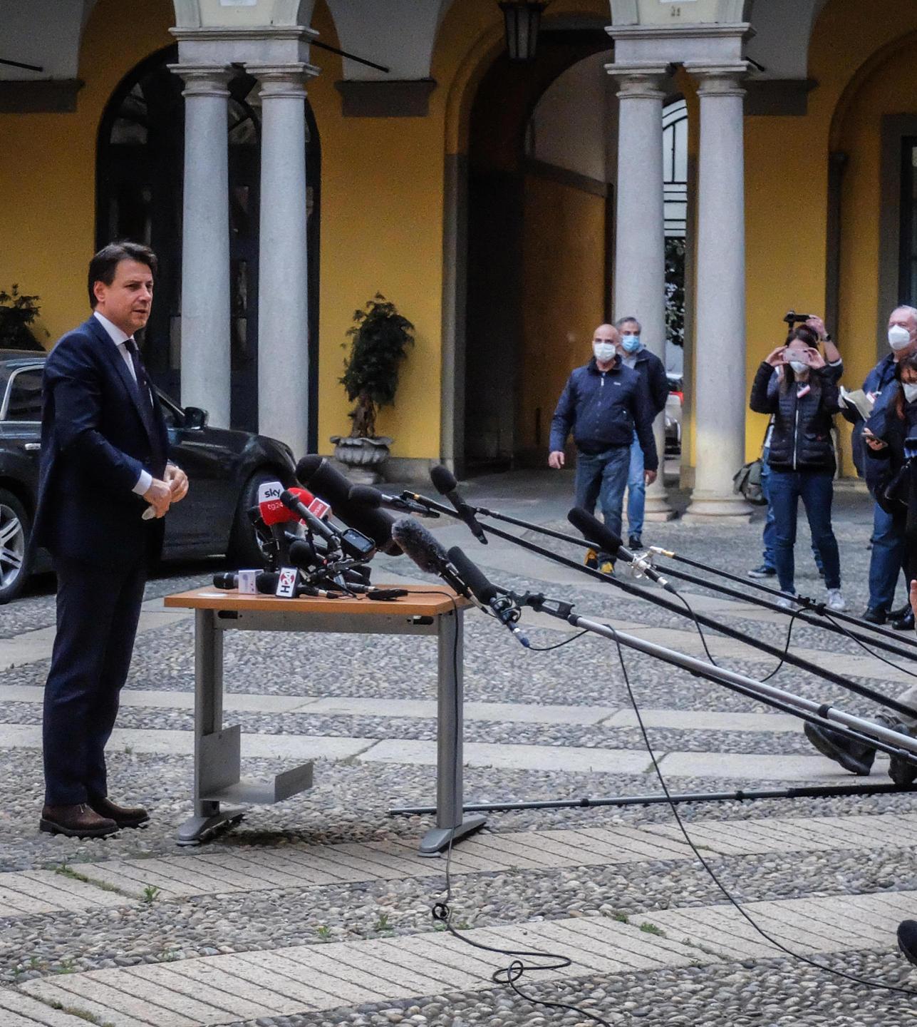 [EMPTYTAG]Polemiche e critiche La Fase 2 non piace 