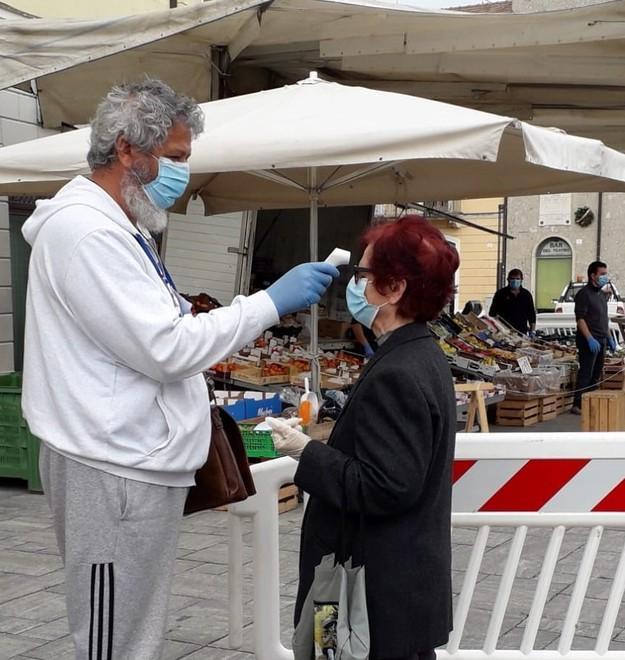 Mele, lattuga e prova della febbre: gli ambulanti ferraresi riaprono i banchetti 