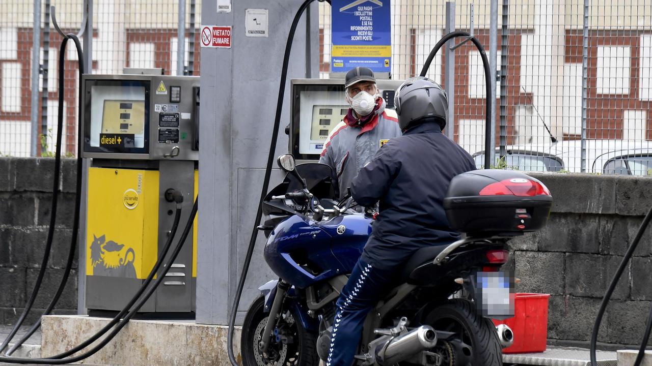 Crolla ancora il prezzo dei carburanti in un mese calo di altri 10 centesimi al litro