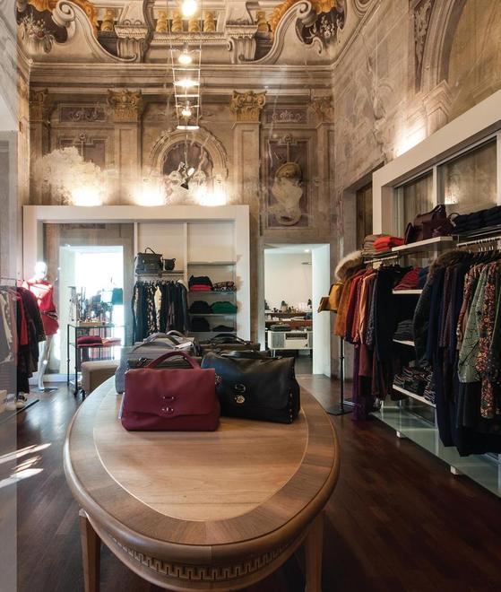 Nella foto un interno del locale storico che ospita la boutique Pesi & Vinci in piazza Bernardini a Lucca