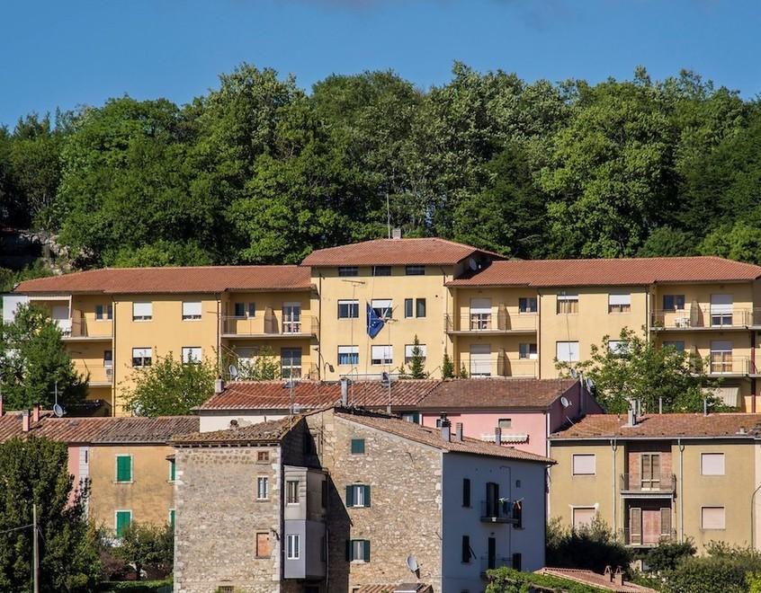 Il saluto ai nonni oltre il plexiglass. A Semproniano si “riapre” così 