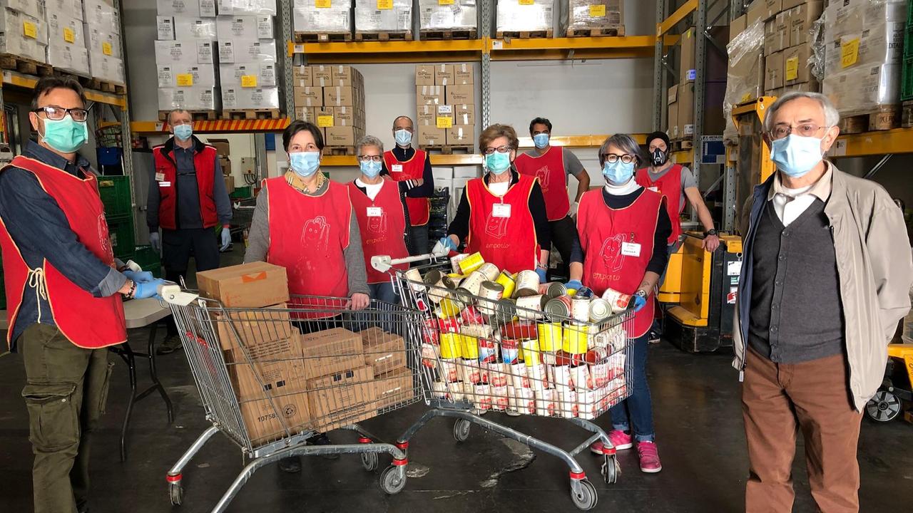 I volontari dell'Emporio della solidarietà