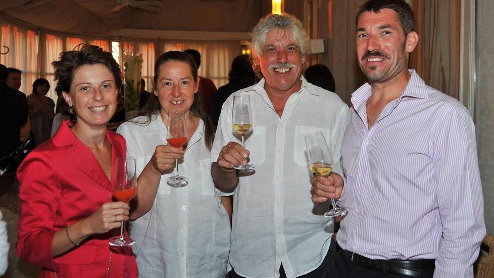 Vittoriano Pierucci (al centro) con la moglie Ida, il figlio Daniele e la nuora Sabrina