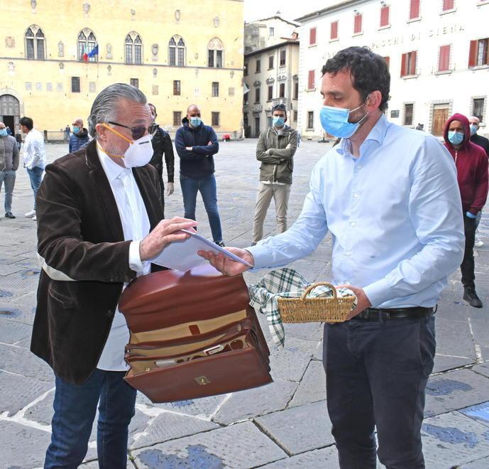 La consegna delle chiavi al sindaco (foto Gori)