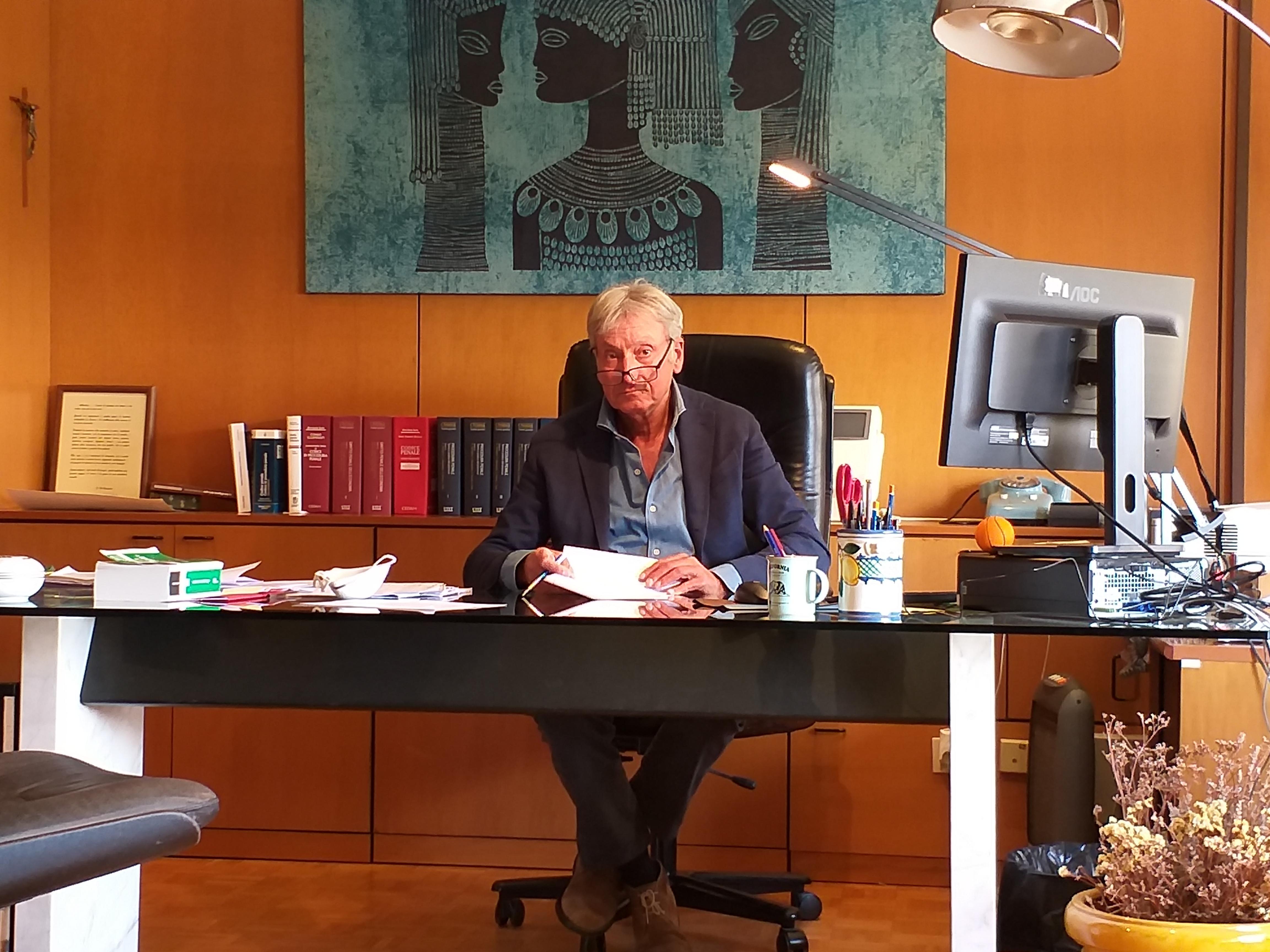 Il procuratore capo Giuseppe Nicolosi nel suo ufficio in Procura