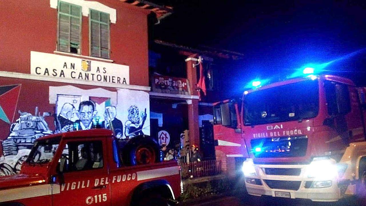 Incendio nella notte, ha preso fuoco la Casa Rossa a Montignoso