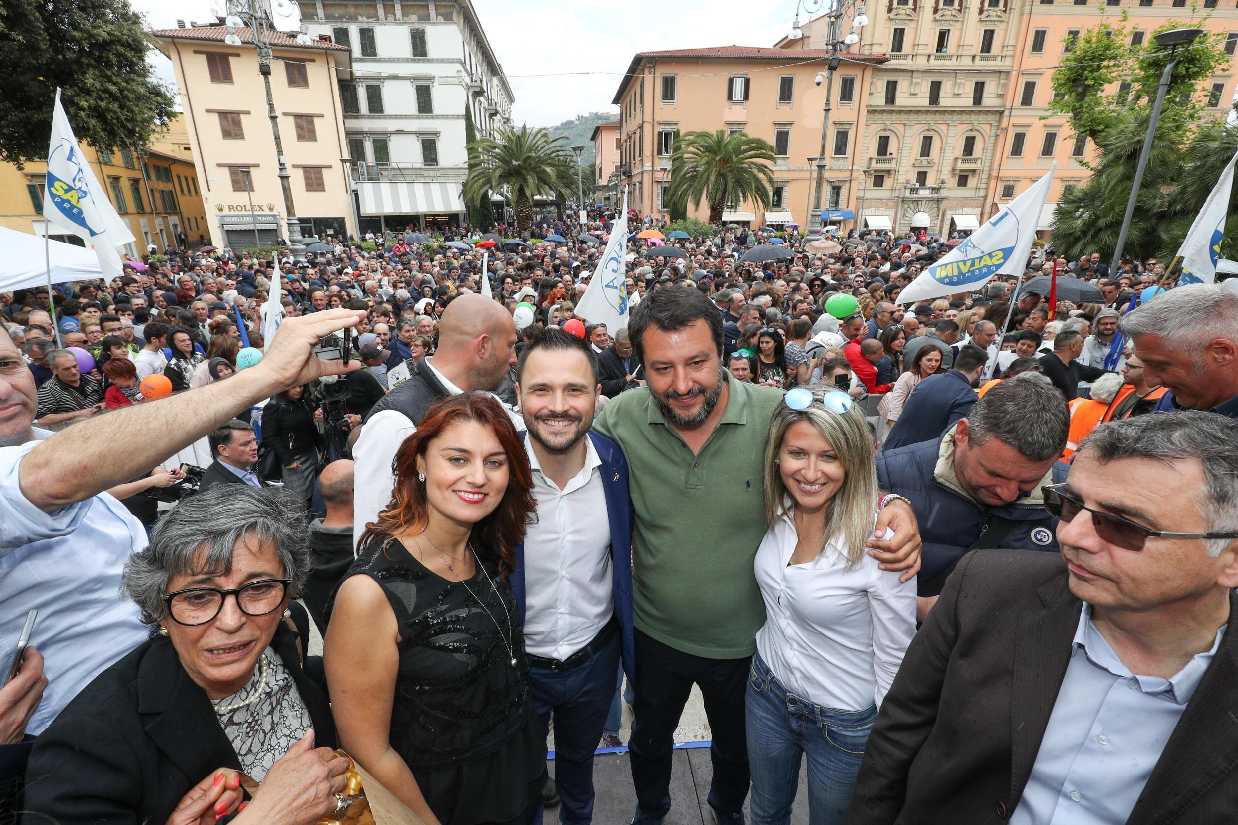 Matteo Salvini accanto al sindaco Luca Baroncini in piazza del popolo nel 2019 durante il comizio per le elezioni amministrative a Montecatini (Foto Nucci)