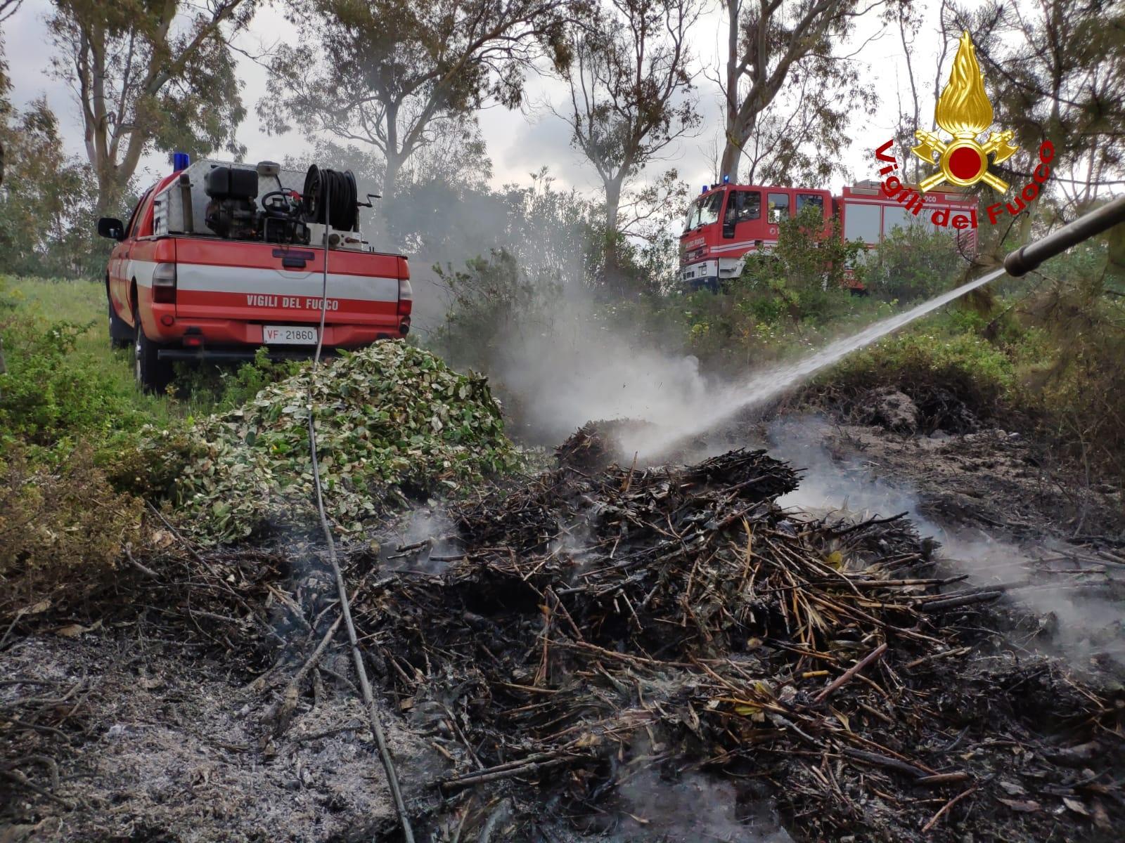 Incendio lungo la strada per Baia Sardinia