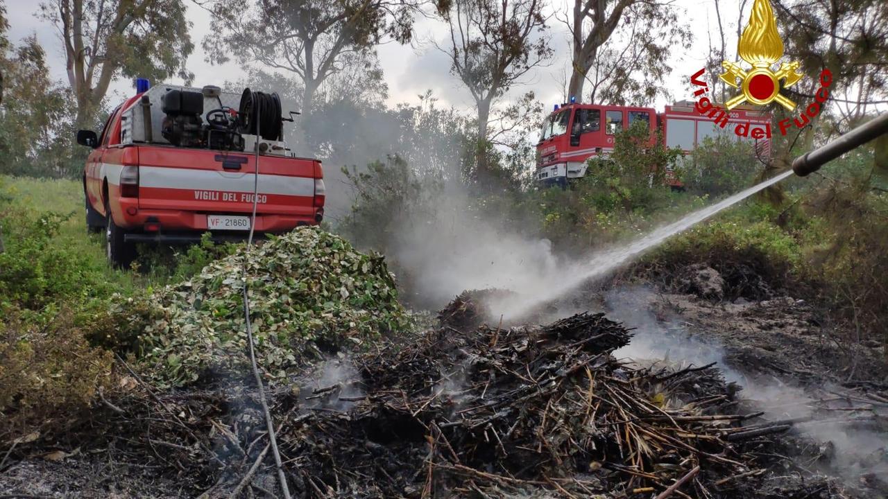 Incendio lungo la strada per Baia Sardinia