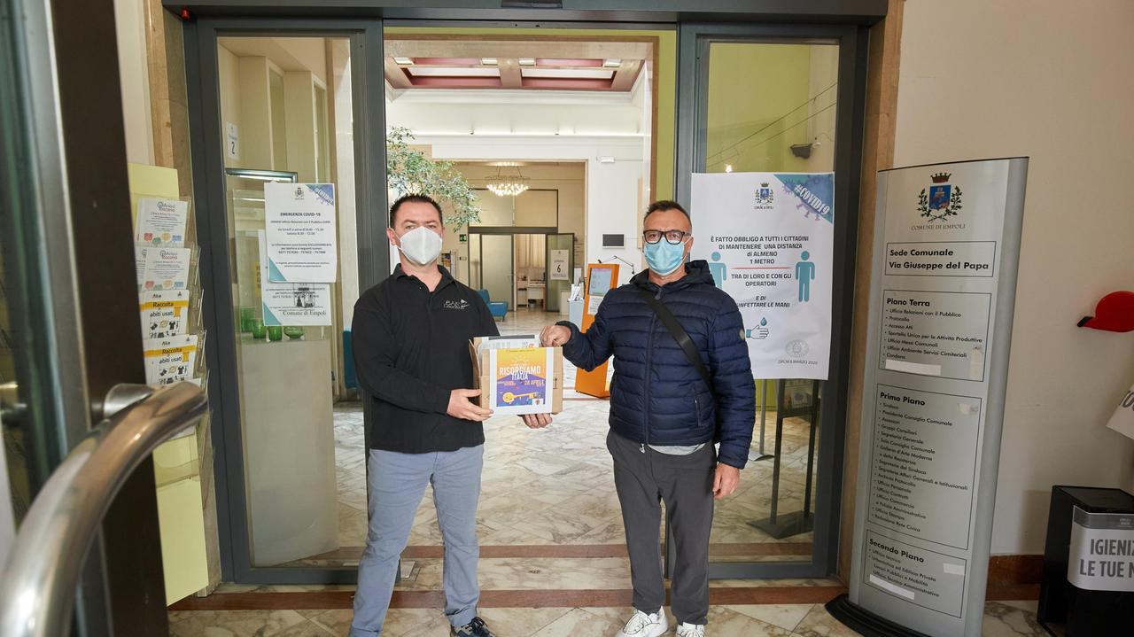 La consegna delle chiavi dei negozi avvenuta questa mattina in Comune (fotoservizio agenzia Carlo Sestini)
