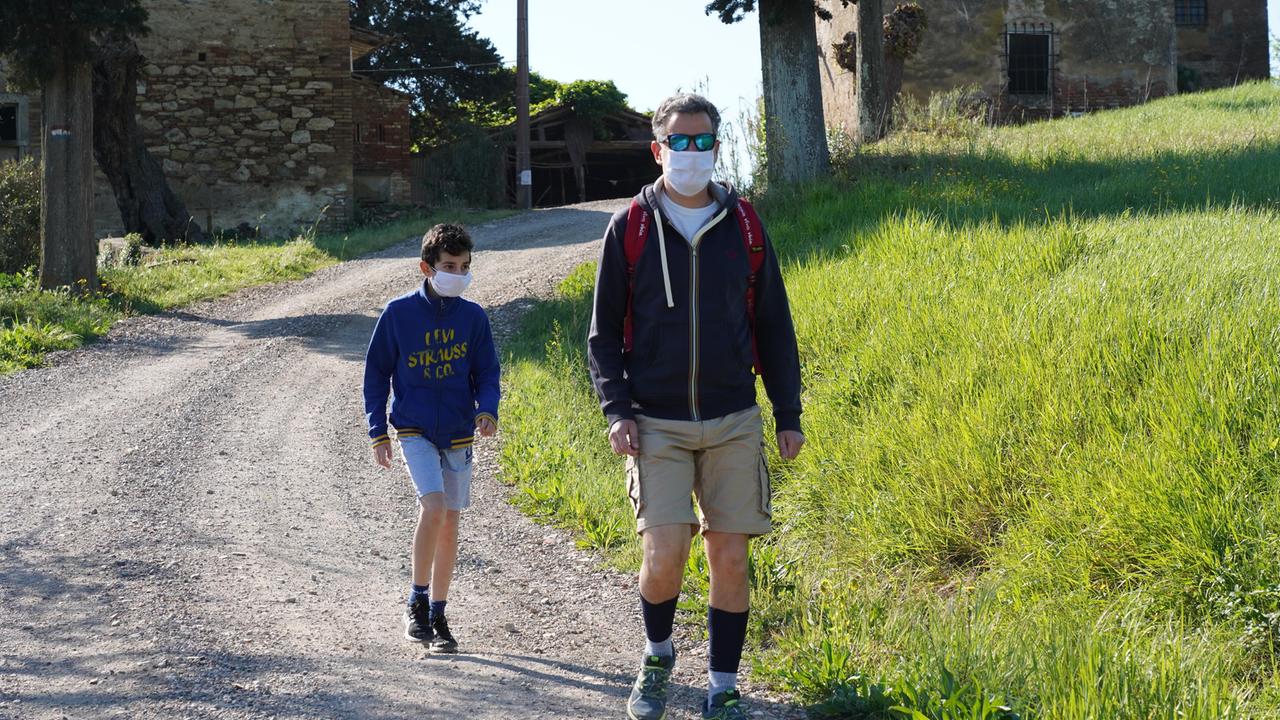 Via libera a passeggiate e girate in bici dal 1° maggio, ecco l'ordinanza di Rossi dopo il "giallo"