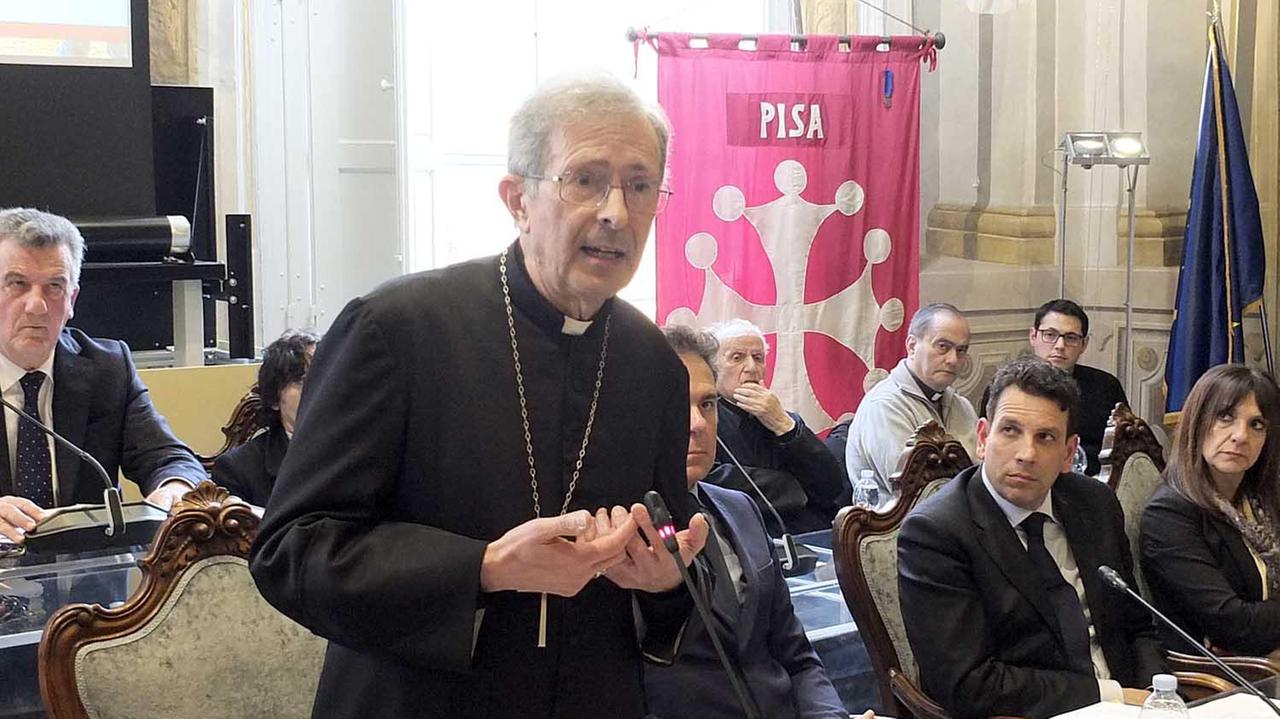 Monsignor Giovanni Paolo Benotto, arcivescovo di Pisa, in una sua parrtecipazione al consiglio comunale (foto Muzzi)