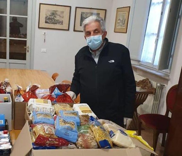 Don Zappolini con i pacchi alimentari per le famiglie in difficoltà
