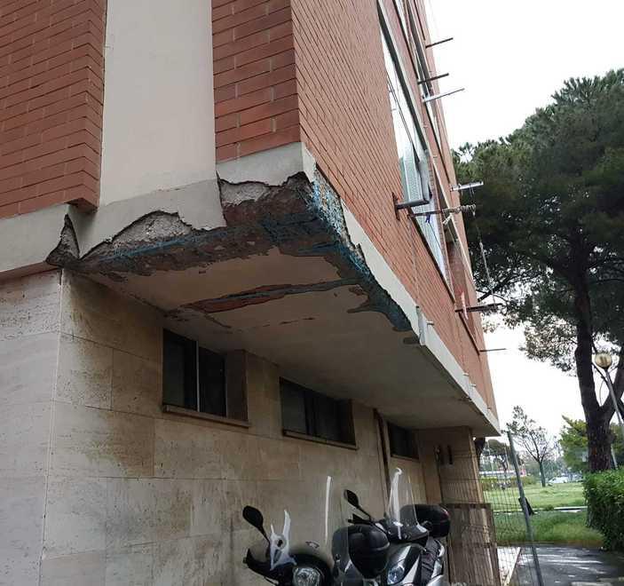 La rabbia degli inquilini Casalp di via Machiavelli: «Il palazzo cade a pezzi» 
