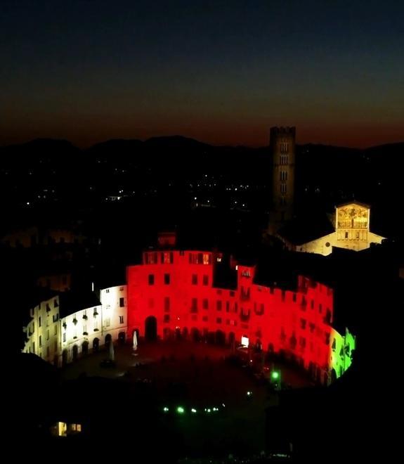 Un videoclip con l’Anfiteatro vestito in tricolore