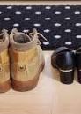 Scarpe fuori e i vestiti vanno appesi