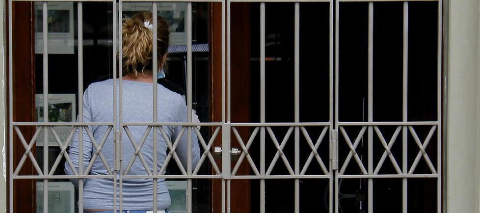 Nei negozi ancora chiusi sanificazioni e pulizie in vista della riapertura