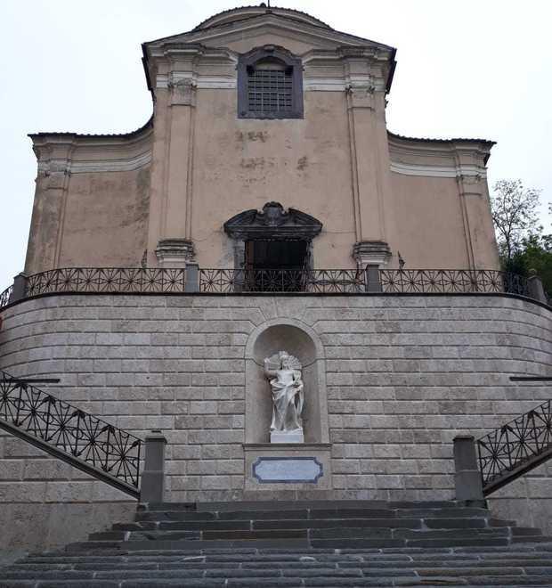 Un nuovo look per la scalinata che si arrampica fino al Santuario 