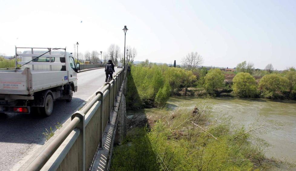Precipita dal ponte sull’Arno a San Pierino muore cinquantenne