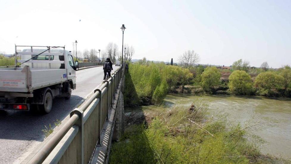 Precipita dal ponte sull’Arno a San Pierino muore cinquantenne