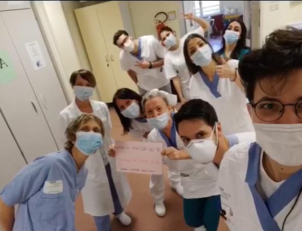 Un’infermiera e due ragazze compongono e filmano una canzone di speranza