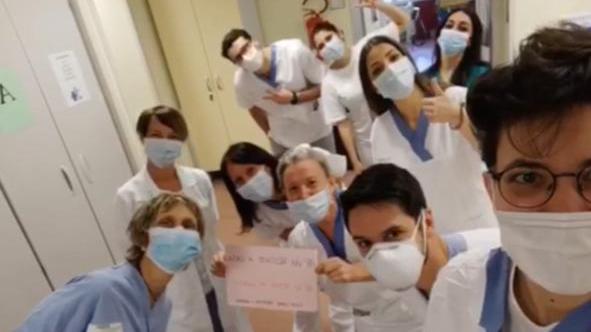 Un’infermiera e due ragazze compongono e filmano una canzone di speranza