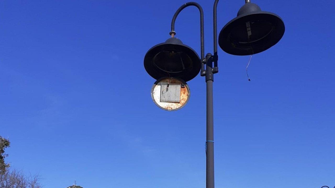 Nel porto di La Caletta lampioni a rischio caduta