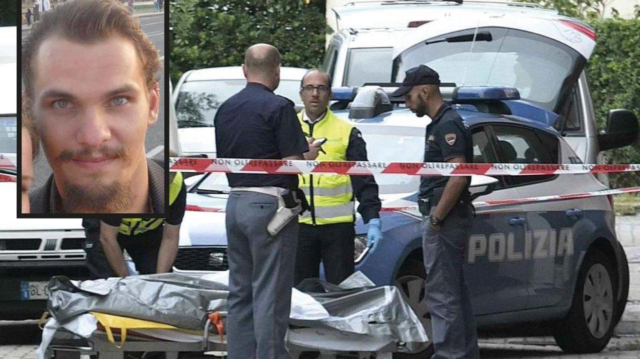 La vittima dell'omicidio e i poliziotti accanto alla salma