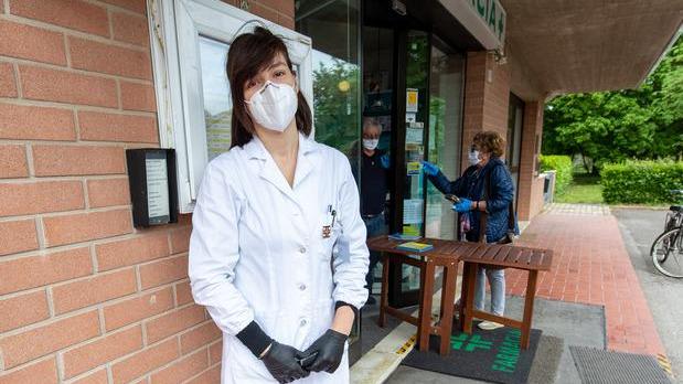 Quartesana, in coda crolla a terra colpito da un infarto: salvato dai farmacisti