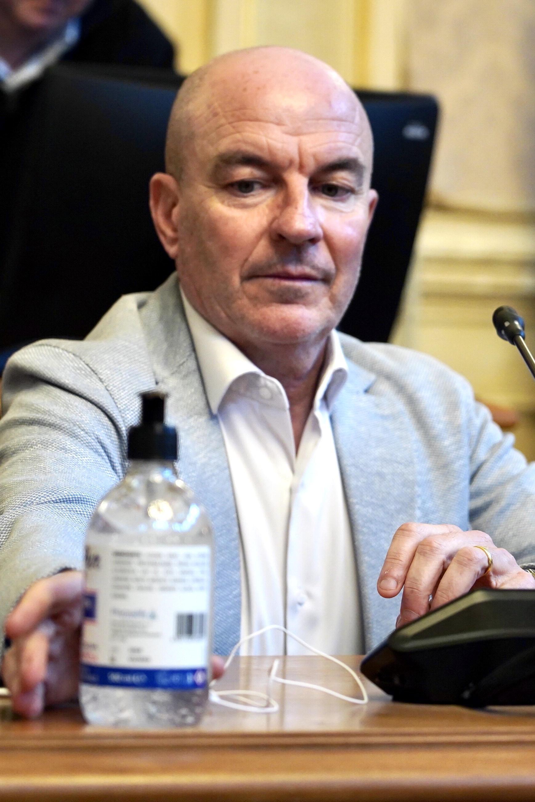 Il sindaco propone aperture prima delle scadenze: «Pochi contagi, non siamo la Lombardia» 