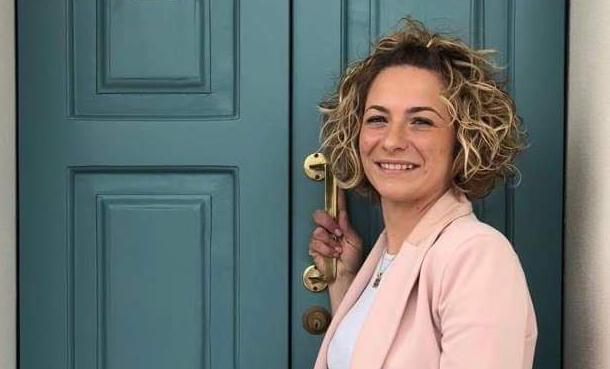 Benedetta Amendola, la titolare della Locanda di Corrado, davanti a uno degli appartamenti che ospitano gli infermieri che combattono il Covid