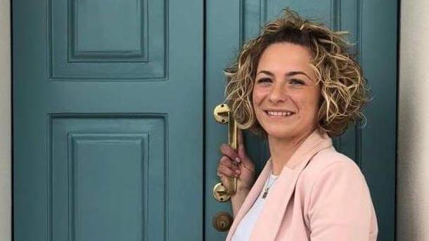 Benedetta Amendola, la titolare della Locanda di Corrado, davanti a uno degli appartamenti che ospitano gli infermieri che combattono il Covid