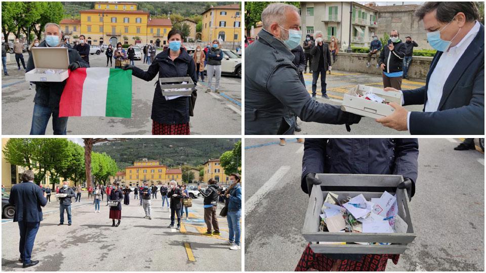 A consegnare le chiavi al sindaco Alberto Guovannetti sono stati Francesca Tarasconi, del ristorante Libero, e Sergio Sparagni,presidente della Marina Eventi