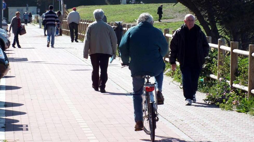 Gente in bici o a passeggio sulla pista ciclabile di viale Amendola in una foto d’archivio