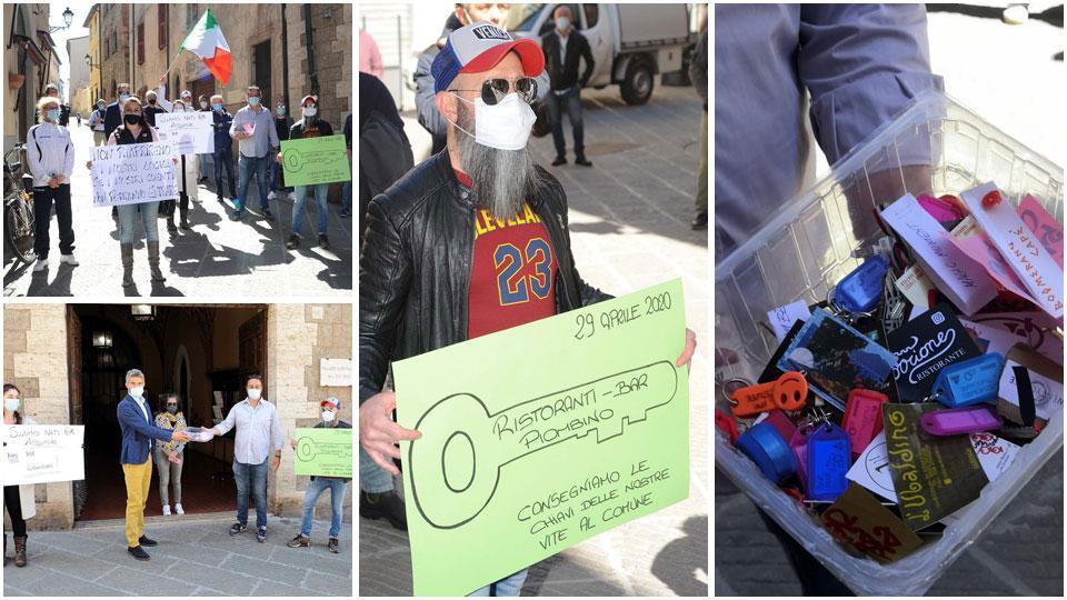 L'arrivo dei ristoratori da via Ferruccio con i loro cartelli di protesta, la consegna simbolica delle chiavi dei loro locali al sindaco Ferrari e la cassetta con le chiavi in gran numero, a testimoniare quanto sia largo il disagio di questi commercianti