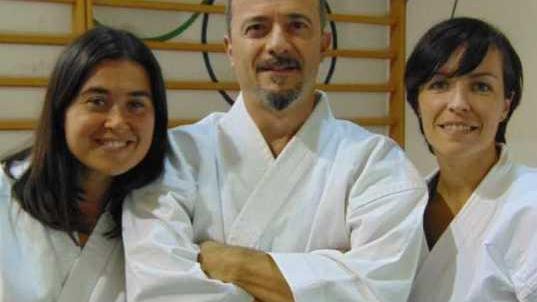 Il tecnico Enrico Sostegni fra la presidente del Kokoro Karate Pistoia Ramona Panichi (a sx) e l'istruttrice Maura Fedi