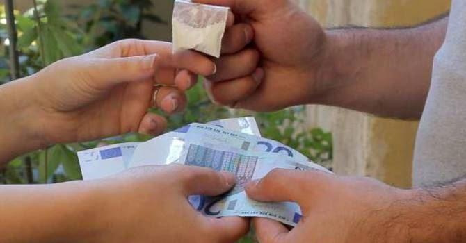 Spacciatore minaccia il cliente che lo ha accusato: "Mi devi pagare l'avvocato"
