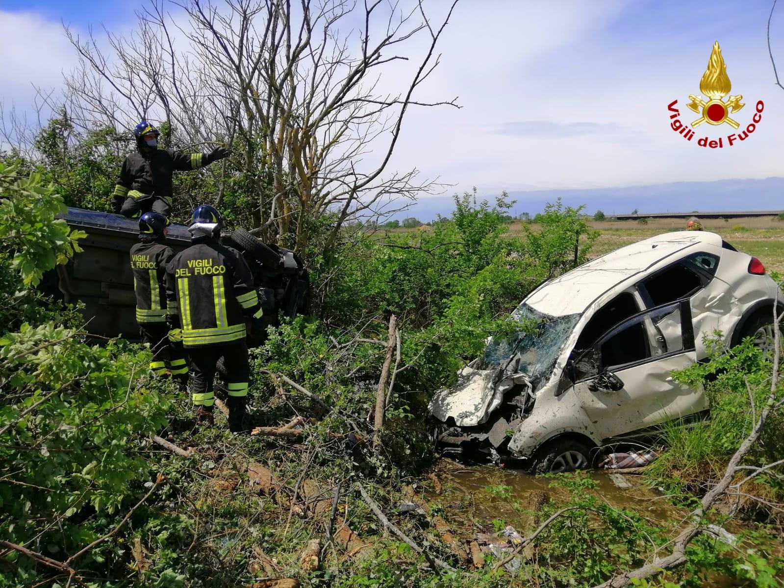 Guasticce, sorpasso finisce male: due auto fuori strada 