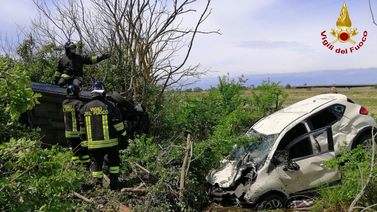 Guasticce, sorpasso finisce male: due auto fuori strada